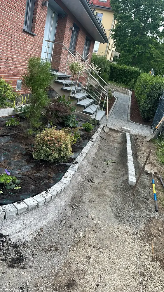 Randeinfassung und Wegvorbereitung für eine Gartenanlage in Kassel