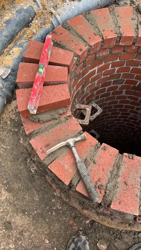 Detailaufnahme Klinkermauerwerk beim Neubau eines Kanalschachts