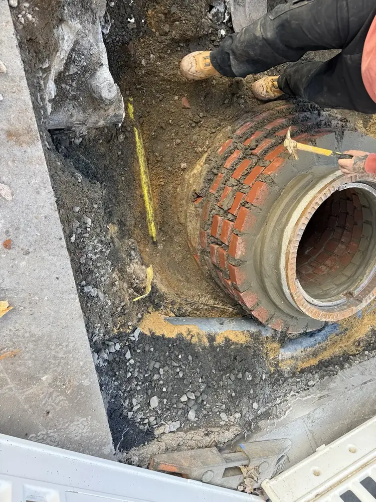 Gemauerter Kanalschacht aus Klinkersteinen für Kasselwasser