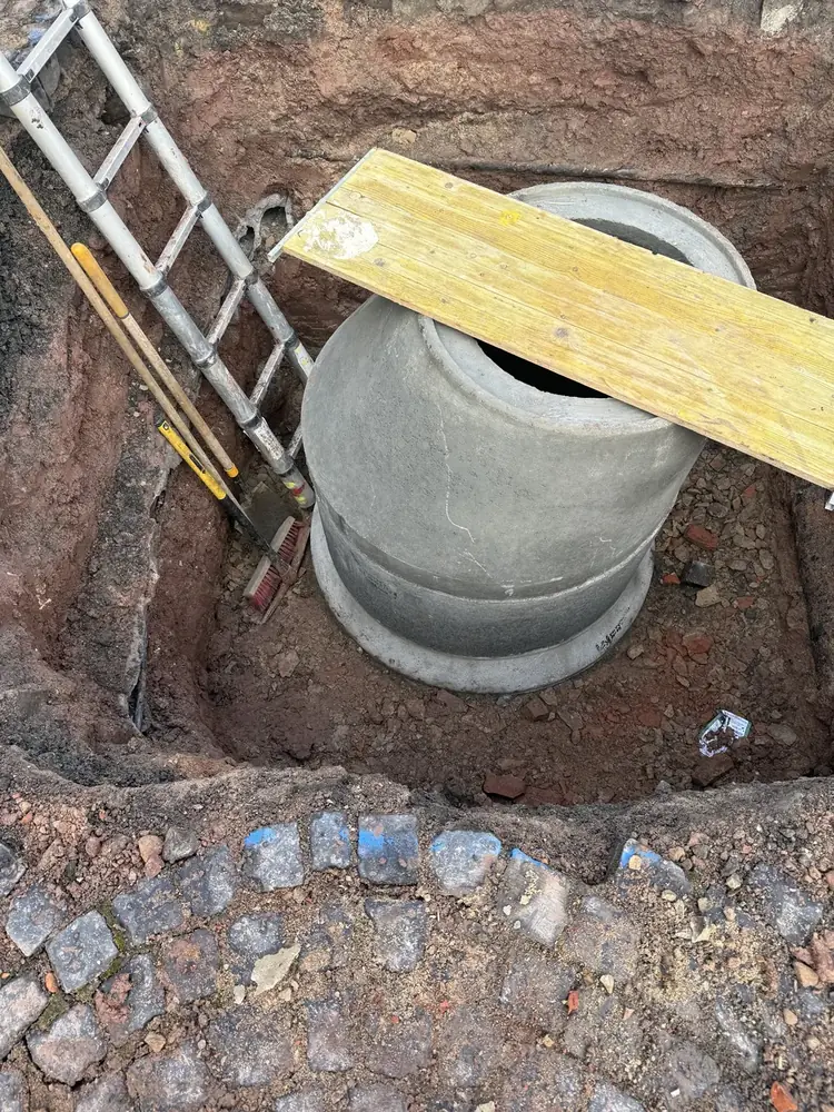 Mauerarbeiten an einem gemauerten Kanalschacht in Kassel