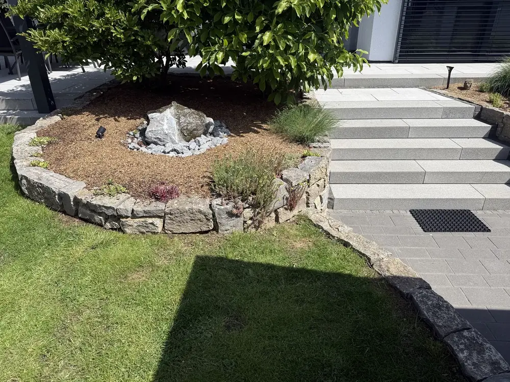 Natursteinbeet und Gartenanlage mit Pflasterarbeiten in Kassel