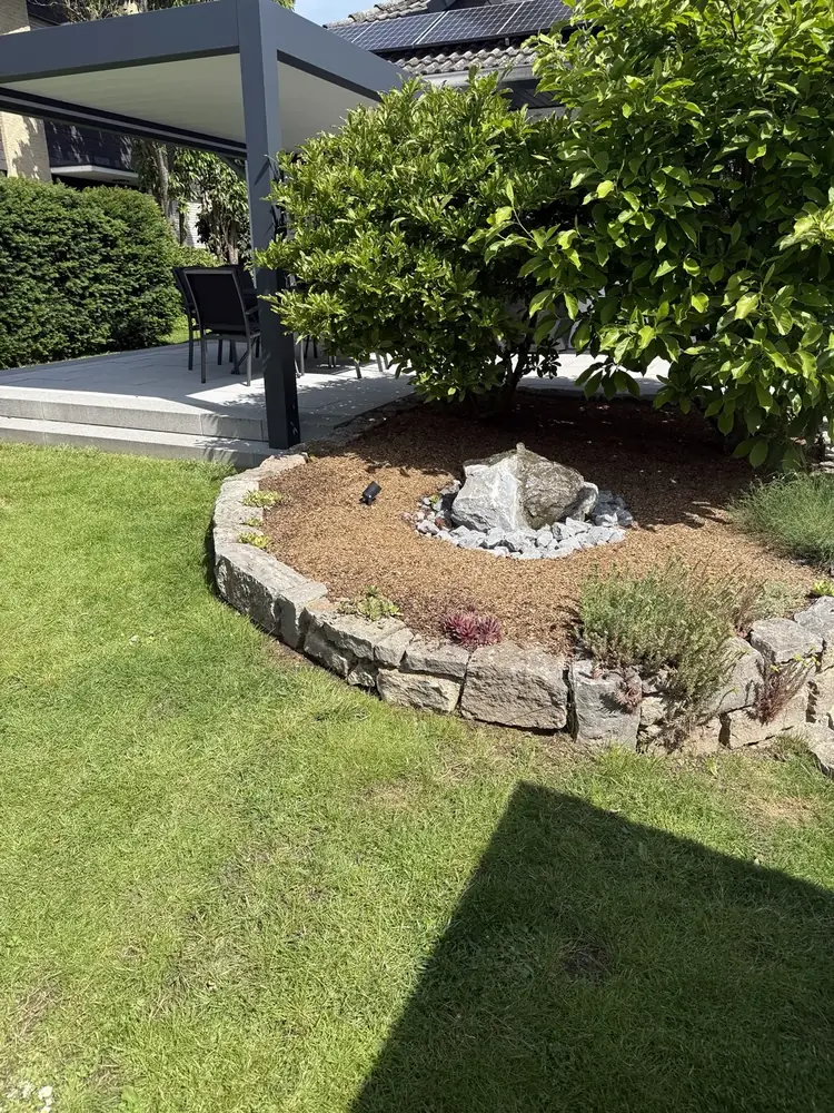 Natursteinbeet an einer Terrasse bei einem Privatkunden in Kassel