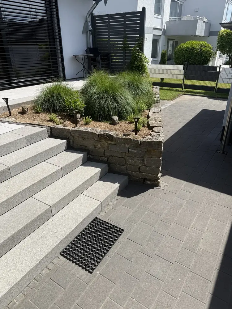 Natursteinmauer und Treppenanlage in einer Gartenanlage in Kassel