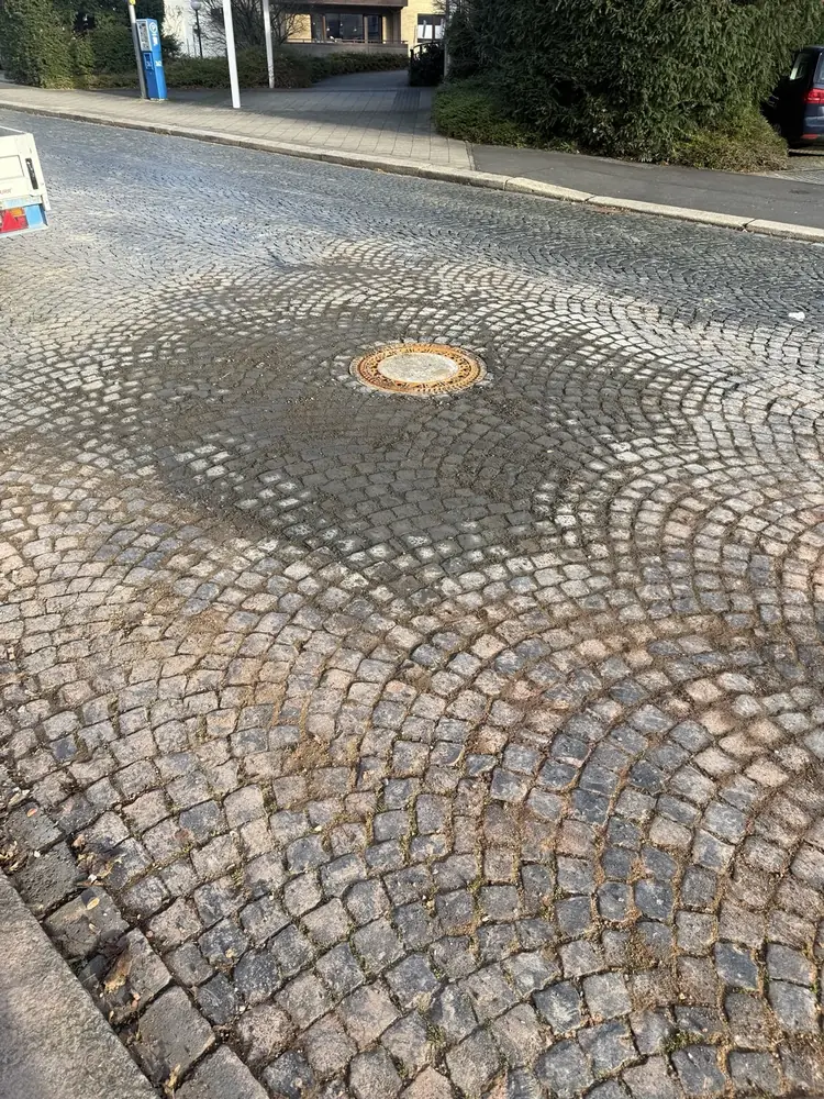 Natursteinpflasterfläche nach Schachtsanierung in Kassel