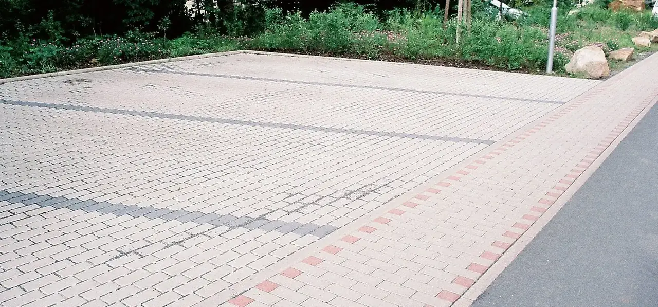 Pflasterfläche mit Zierband in Kassel