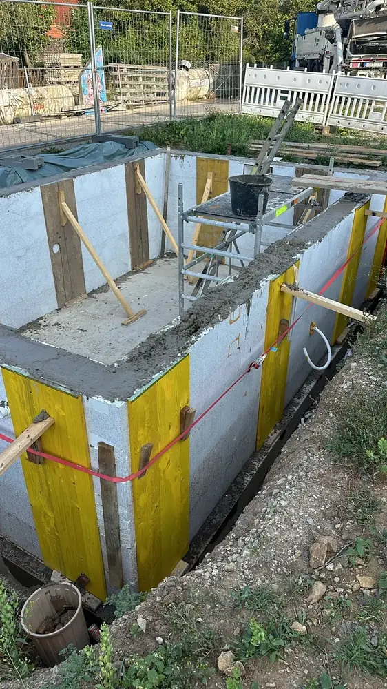 Betonarbeiten und Schalung beim Poolbau in Calden