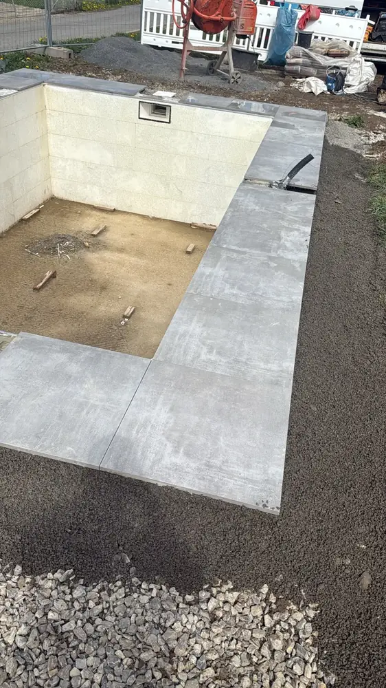 Poolanlage mit Feinsteinzeugumrandung im Bau in Calden