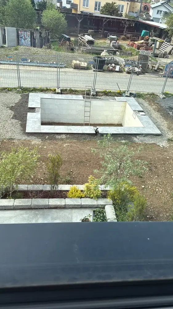 Feinsteinzeugplatten als Poolumrandung in Calden