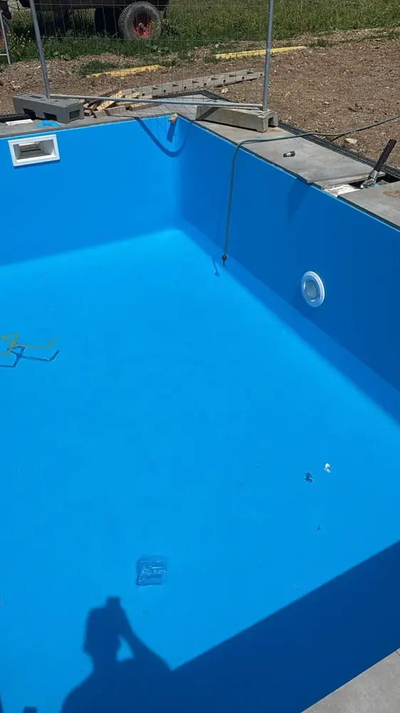Poolbecken mit Feinsteinzeugrand bei einem Privatkunden in Calden