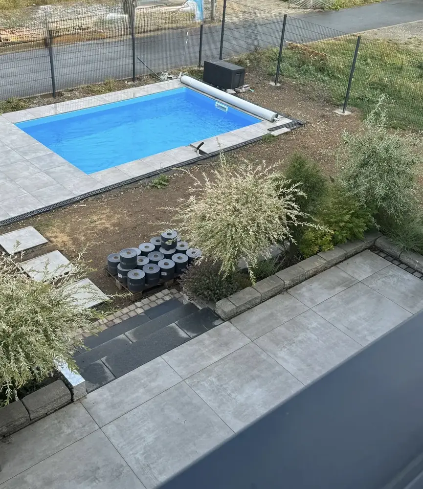 Poolbau mit Feinsteinzeugumrandung in Calden