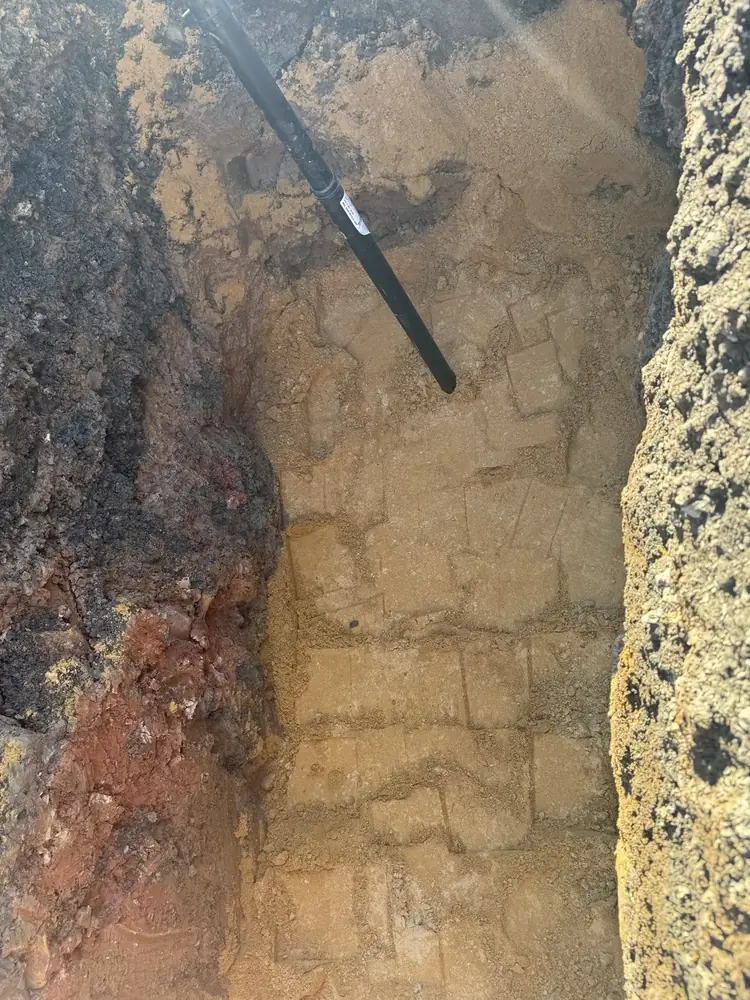 Freigelegte Leitung bei Wasserrohrbruch in Bergshausen
